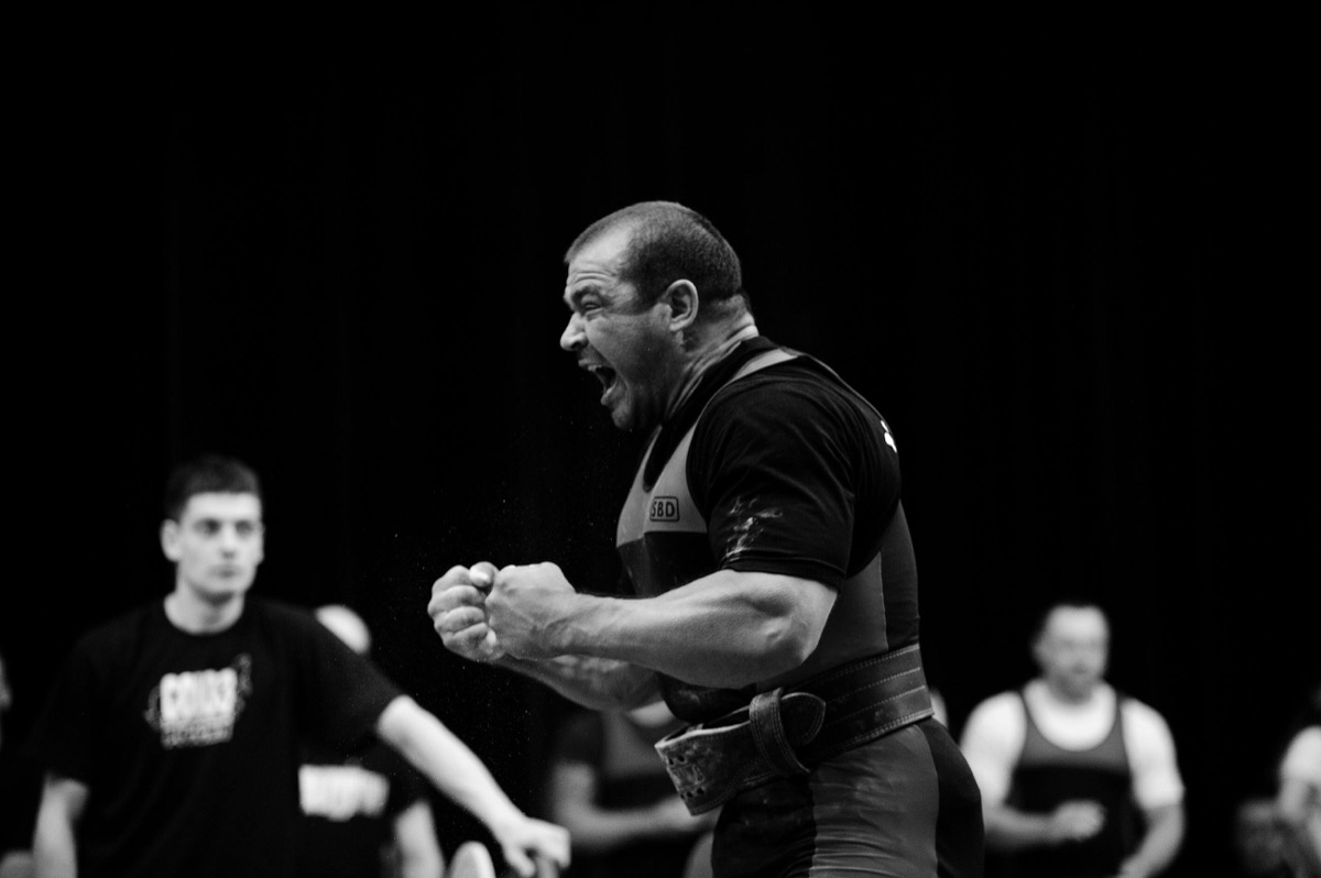 Atleta de strongman celebrando tras una prueba exitosa